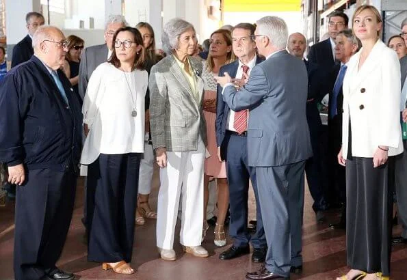 Queen Sofia visited Food Bank of Vigo to get informaton about its humanitarian work