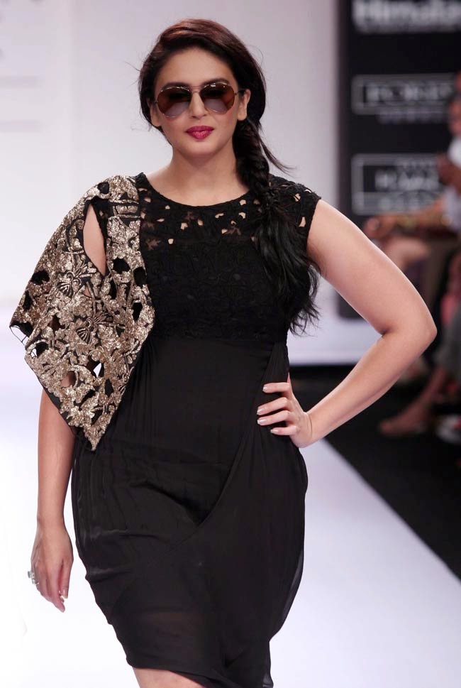 Huma Qureshi 2017 Hot Stills In Black Color Dress