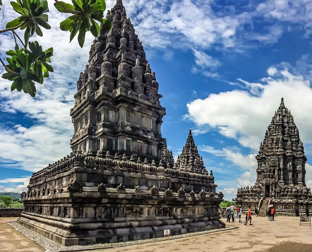 Candi Gebang kompleks candi yang tersembunyi di tengah hutan
