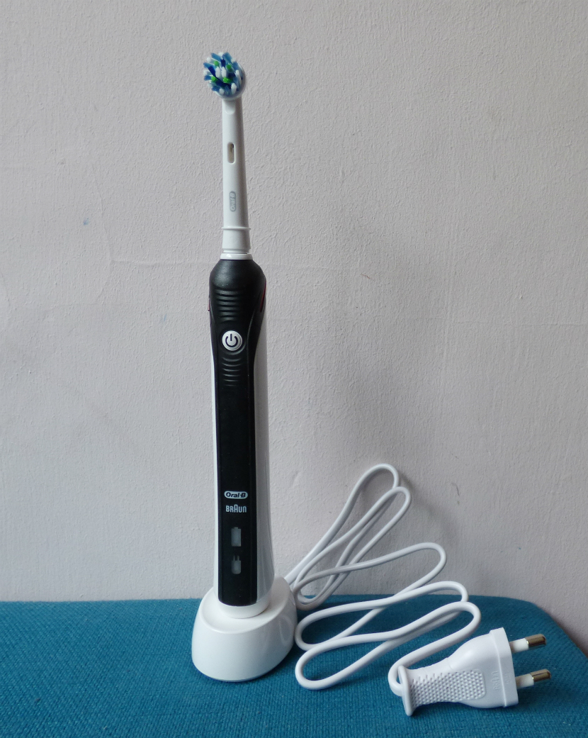 chez-maximka-oral-b-pro-2500-electric-toothbrush