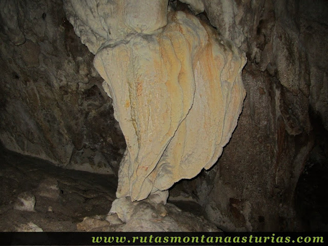 Senda Cartero, Peña Salón y Vibolines: Interior de la cueva del Sedo