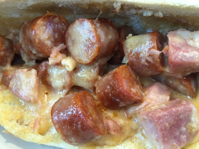 Bocadillo de chistorra y queso del Central Bar by Ricard Camarena Detalle del bocadillo de chistorra y queso del Central Bar by Ricard Camarena