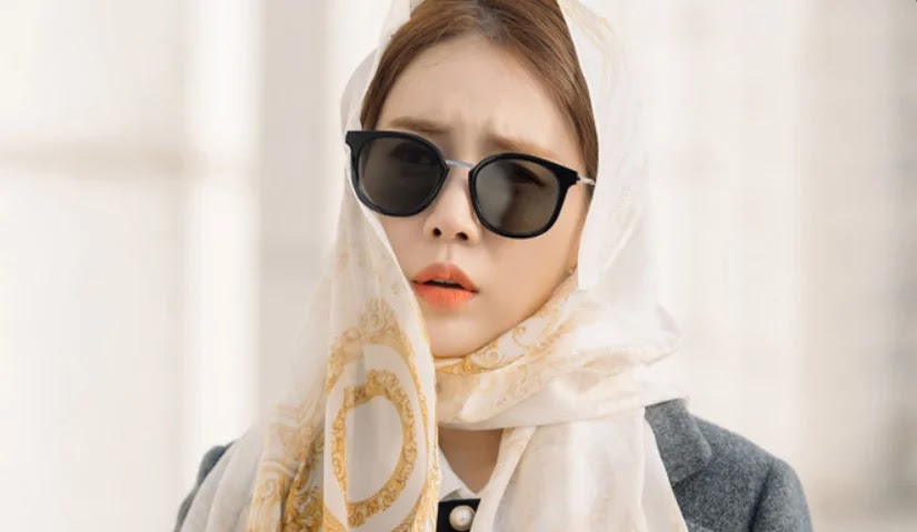 Yoo In Na Kacamata Hitam Yoo In Na di Drama Korea Touch Your Heart Menjadi Daya Tarik Penonton