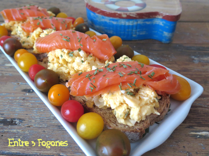 tosta-de-huevos-brouille-con-trucha-ahumada