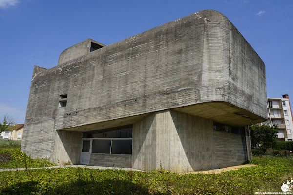 Nevers - Eglise Sainte-Bernadette du Banlay, Part. 2<br /> Architectes: Claude Parent, Paul Virilio (Architecture Principe)<br /> Avec Odette Ducarre (maquette des vitraux), Morice Lipsi (Mobilier) Construction: 1963 - 1966 Nevers - Eglise Sainte-Bernadette du Banlay, Part. 2<br /> Architectes: Claude Parent, Paul Virilio (Architecture Principe)<br /> Avec Odette Ducarre (maquette des vitraux), Morice Lipsi (Mobilier) Construction: 1963 - 1966
