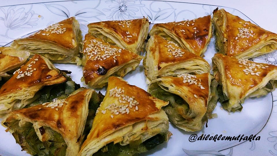 Hazır Yufkadan Çıtır Çıtır Pırasalı ve Patatesli Üçgen Börek Dilek�le