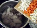 Ciorba de pui preparare reteta - adaugam morcovul, telina si pastarnacul