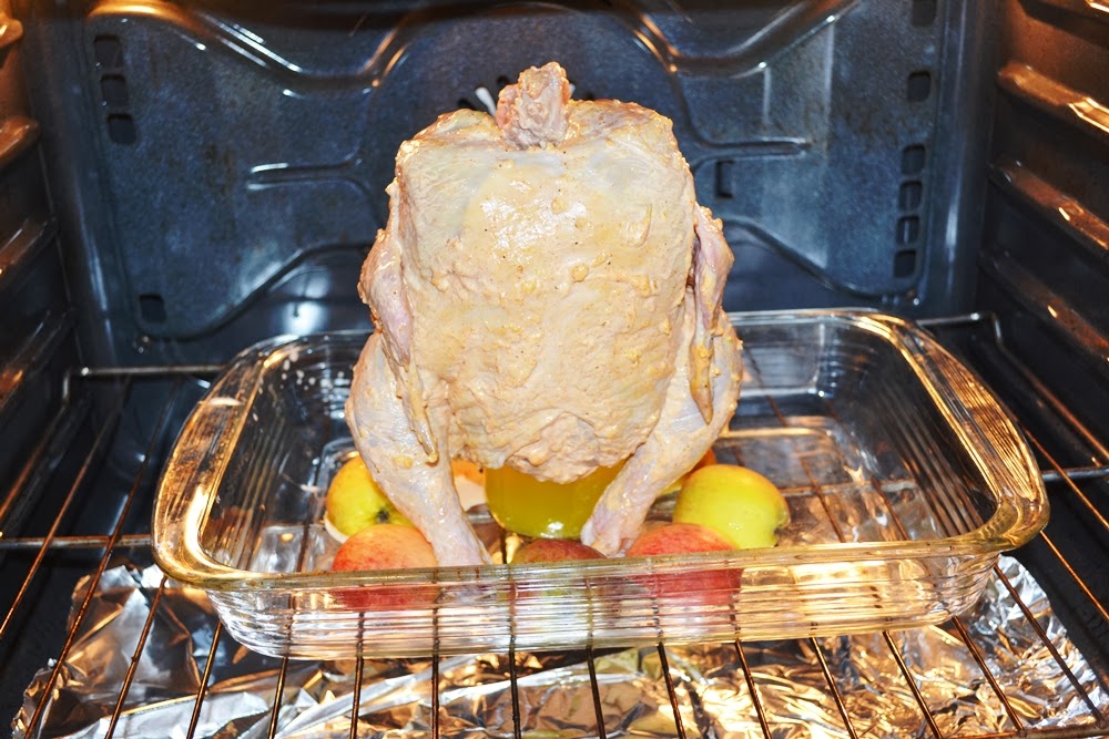 Цыпленок в духовке сколько времени. Курица в духовке. Форма для запекания курицы. Курица на банке в духовке. Курица гриль в электродуховке.