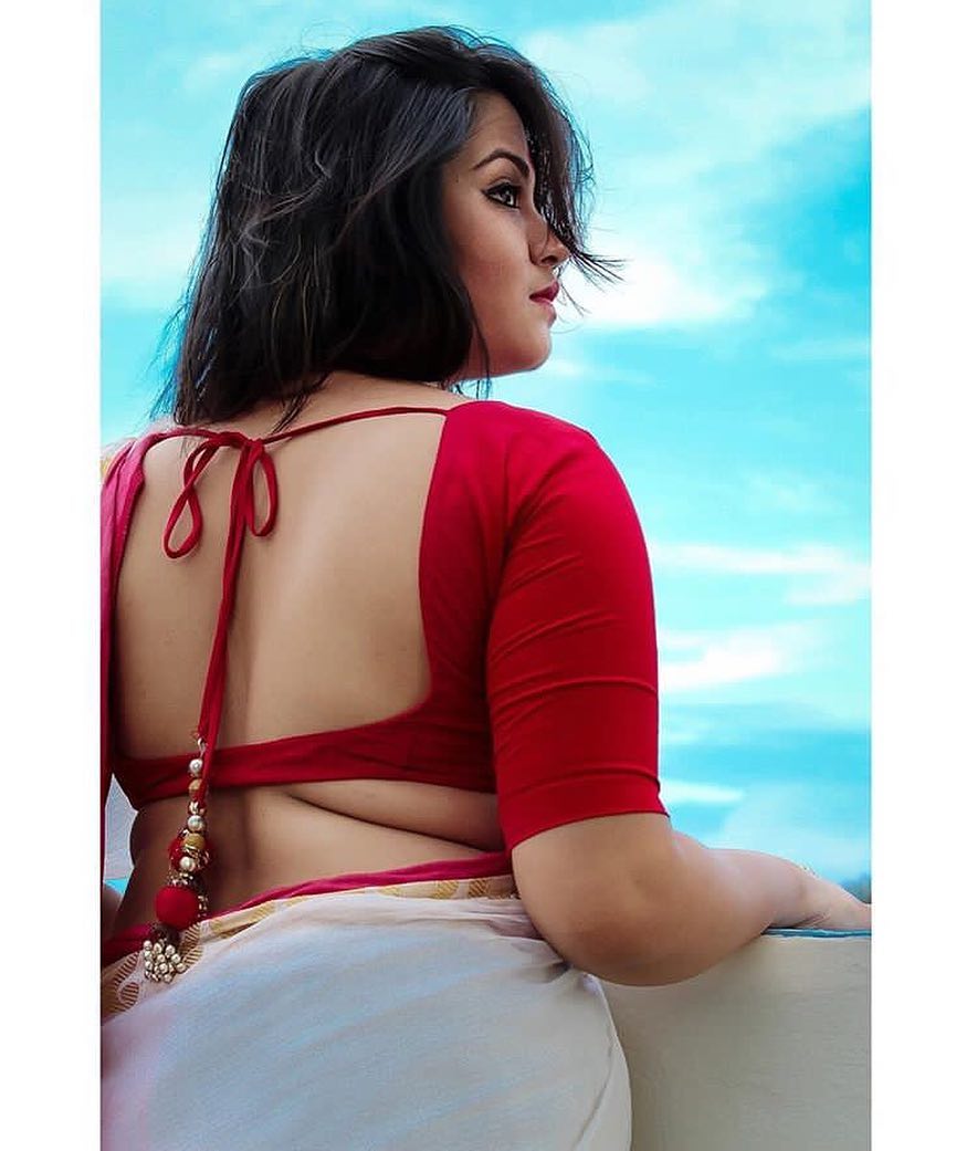 Beautiful Indian Girls in Saree- Photos You Don't Want to Miss! 