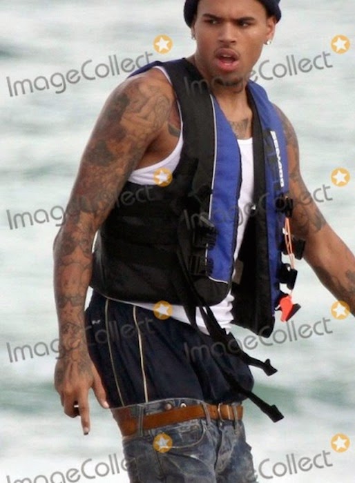 Celeb Saggers: Chris Brown Sagging Low in Shorts