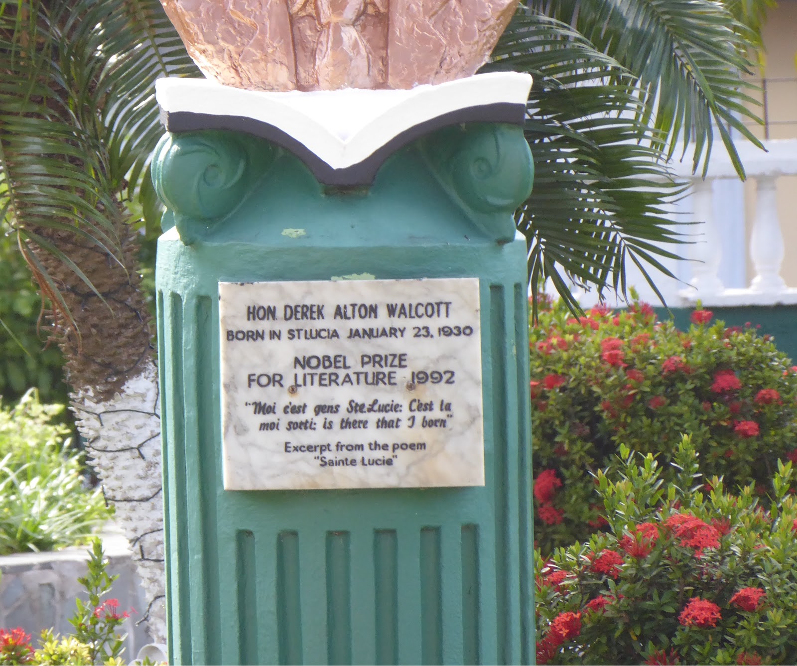 Photo-ops: Statue of Historic Figure: Derek Alton Walcott - Castries