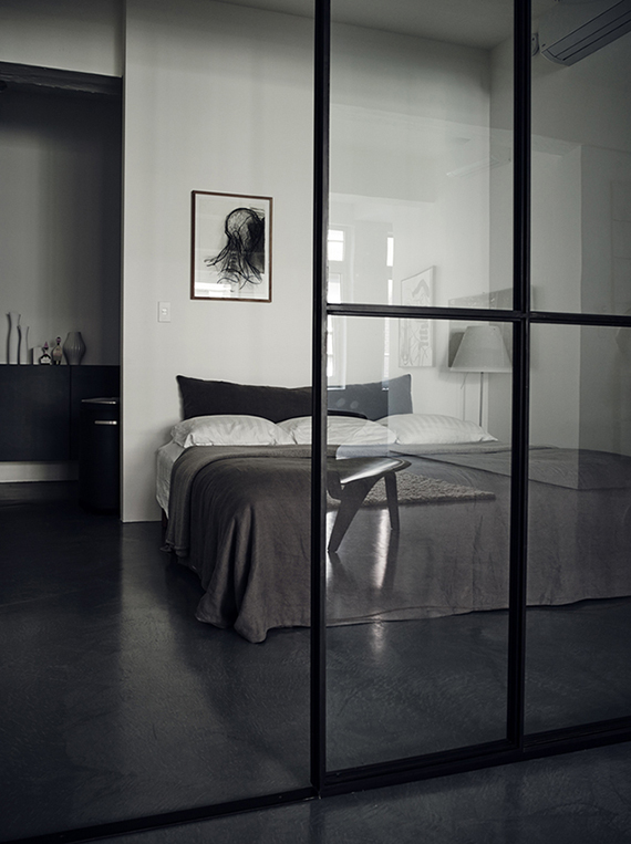 Calm bedrooms in dark grey hues | Pia Ulin