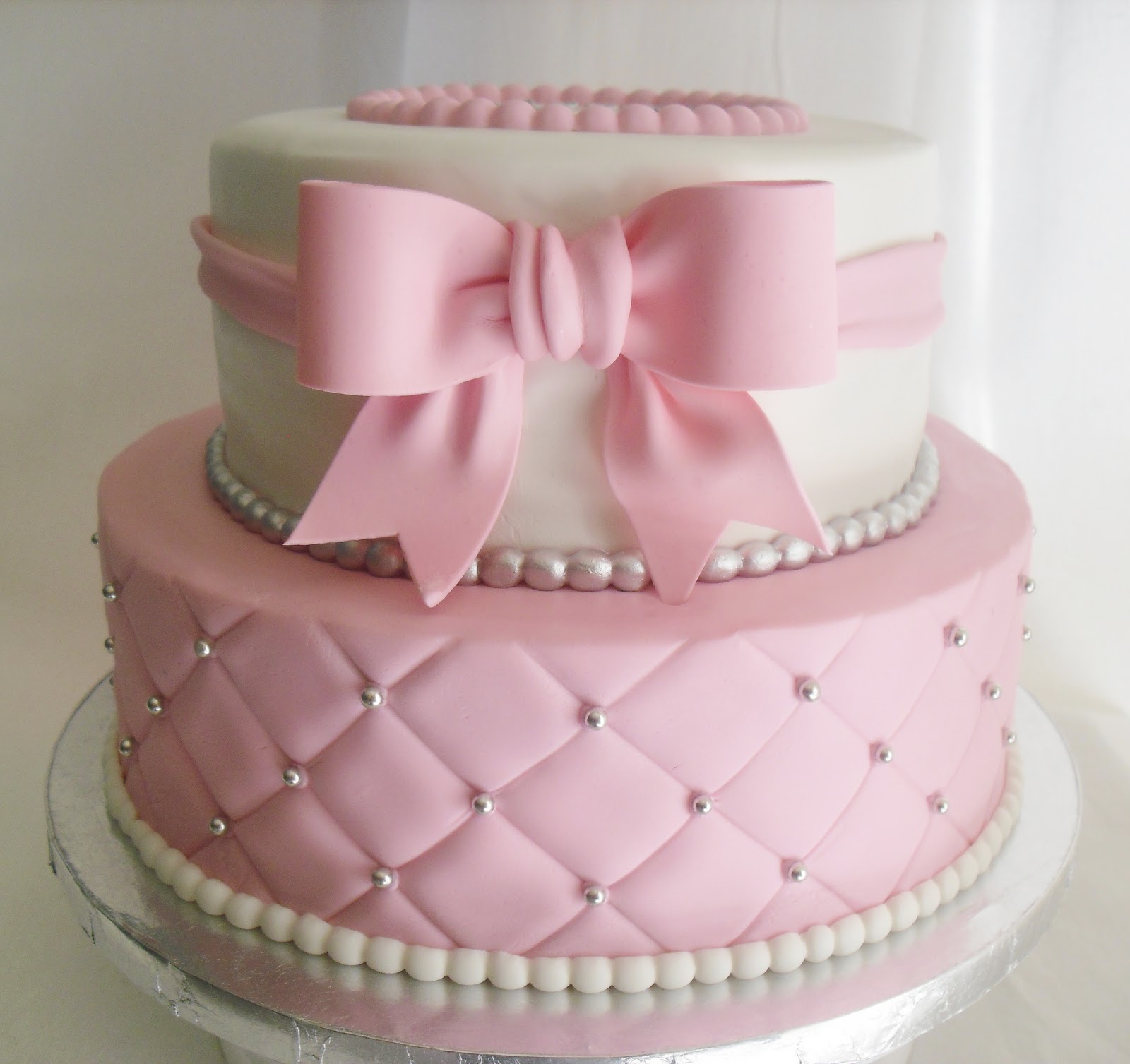 Торт мастика девушке. Двухъярусный торт для девочки. Торт девочка. Красивые торты для девочек. Очень красивый торт для девочки.