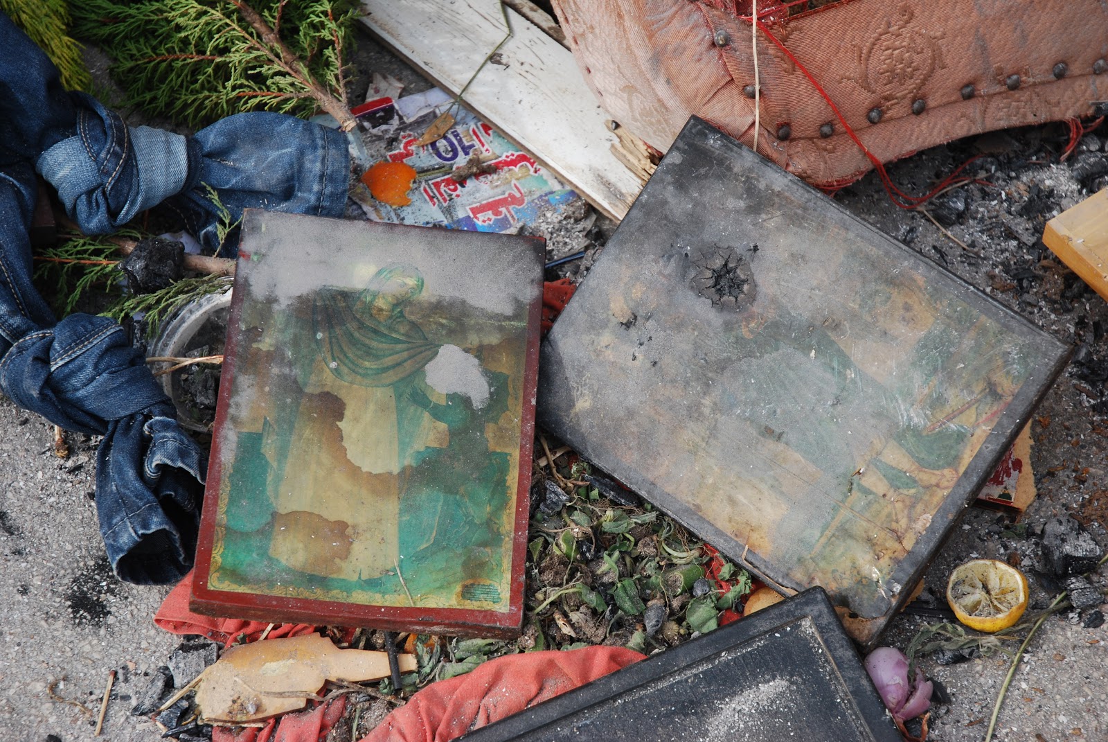 Жженые иконы. Сожженные церкви и иконы. Массовое сожжение икон в 1930 году. Плакат массовое сожжение икон. Можно сжигать иконы.