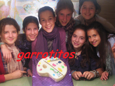 gaby, la futura dalí, con su tarta y sus amigas