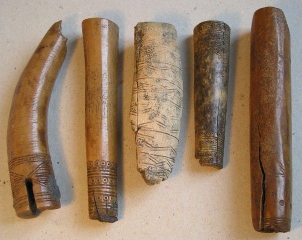 Rękojeści noży wczesnośredniowiecznych odnalezionych na wyspie Wolin - zdjęcie Błażeja Stanisławskiego