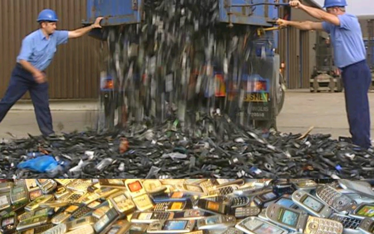 утилизация мобильных телефонов. старые мобильники на переработку. утилизация телефонов. свалка смартфонов. много телефонов.