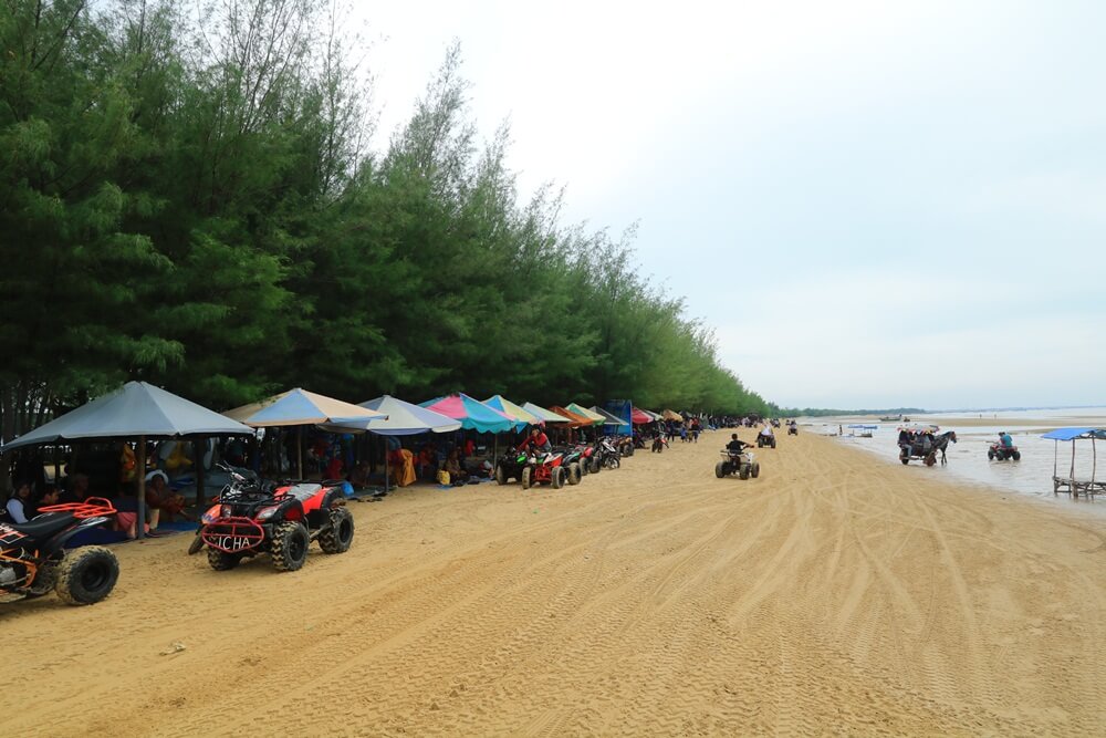 Wisata Bahari Pantai Karang Jahe Rembang