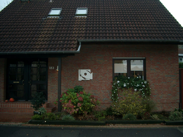 Gartenbuddelei: Der Garten vor dem Haus...