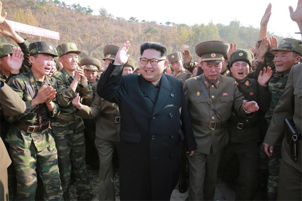 Ông Kim Jong Un giữa binh lính Triều Tiên. (Ảnh: Reuters)