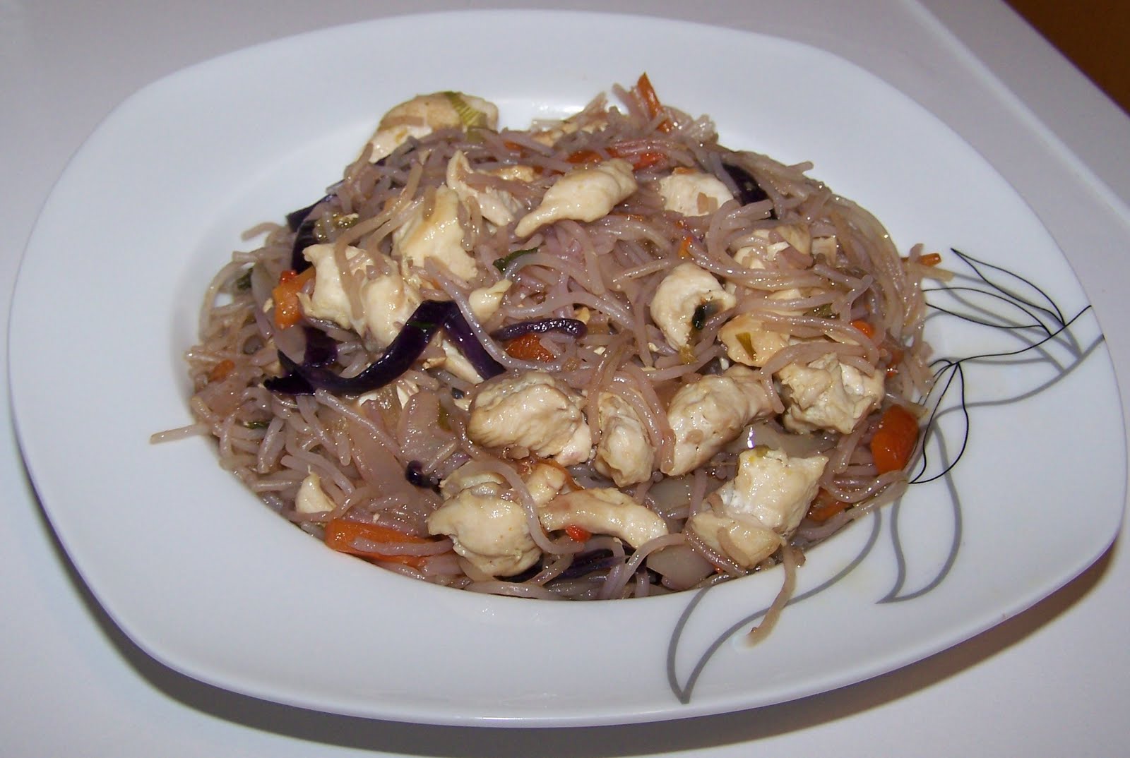 D'ale gurii pentelesul tuturor TAITEI (NOODLES) DE OREZ CU PUI SI LEGUME