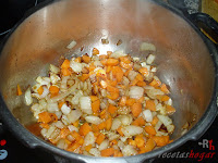 Añadiéndole la zanahoria a la cebolla pochada