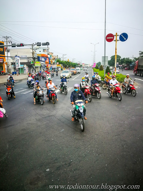 Unterwegs in Vietnam, Rollerfahrer auf dem Weg nach Saigon