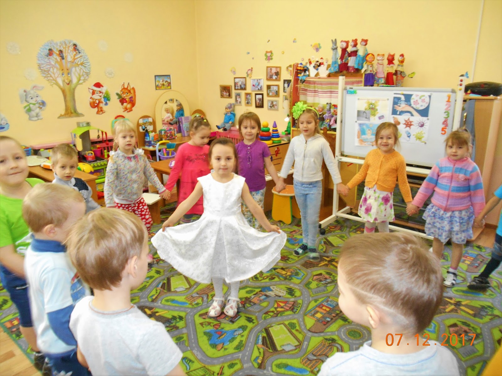 традиционный белорусский каравай. красивые караваи на свадьбу. хоровод каравай на день рождения. красивый каравай. хоровод на день рождения в детском саду.