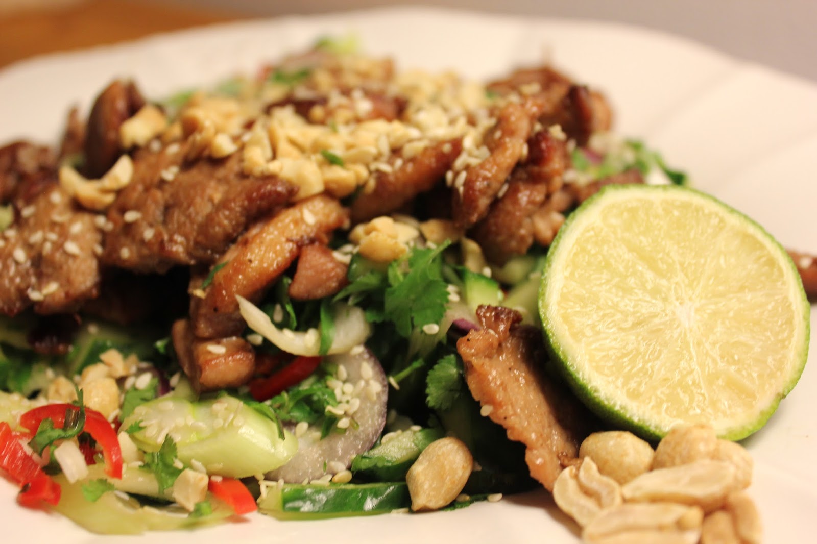 Scharfer vietnamesischer Salat mit knuspriger Ente