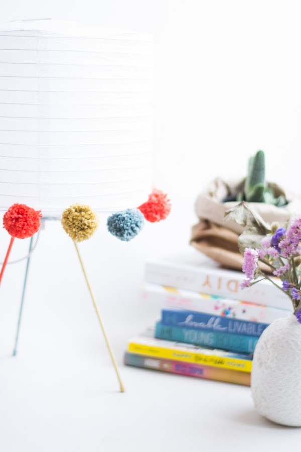 Lámpara con pompones diy