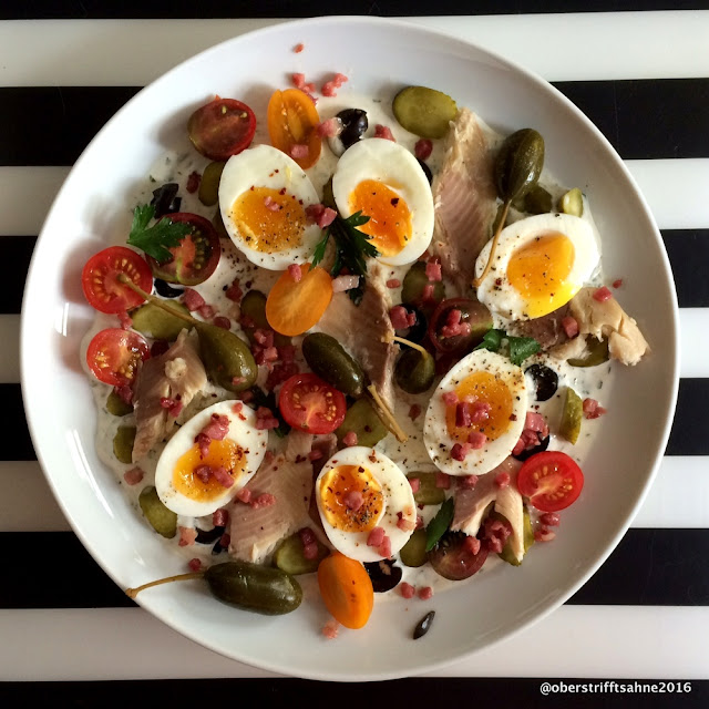 Eiersalat mit Bückling, Tomaten, Cremé fraîche mit Kräutern, Kapernäpfeln und Oliven
