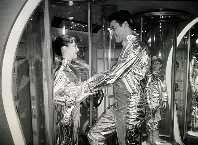 MUSINGS OF A SCI-FI FANATIC: Lost In Space S1 E1: The Reluctant Stowaway