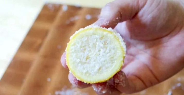She Rubs Salt On A Lemon, When You See What She Does, You Will Want To Try It Too!
