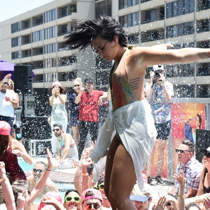Demi Lovato se resbala y cae en piscinada (ver VÍDEO) .