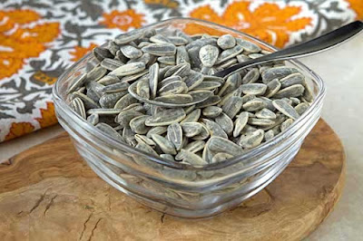 لسيلينيوم، أغنى 10 مصادر للسيلينيوم في الغذاء مع فوائده واعراض نقصه Sunflower-seeds