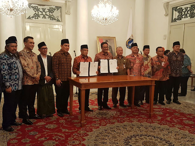 Ketum PBNU, KH. Said Aqil Siraj dan Gubernur DKI Djarot Saiful Hidayat memegang surat MoU dan perjanjian terkait pengelolaan Jakarta Islamic Centre (JIC) dan Masjid Raya KH. Hasyim Asy'ari. Ketum PBNU, KH. Said Aqil Siraj dan Gubernur DKI Djarot Saiful Hidayat memegang surat MoU dan perjanjian terkait pengelolaan Jakarta Islamic Centre (JIC) dan Masjid Raya KH. Hasyim Asy'ari.