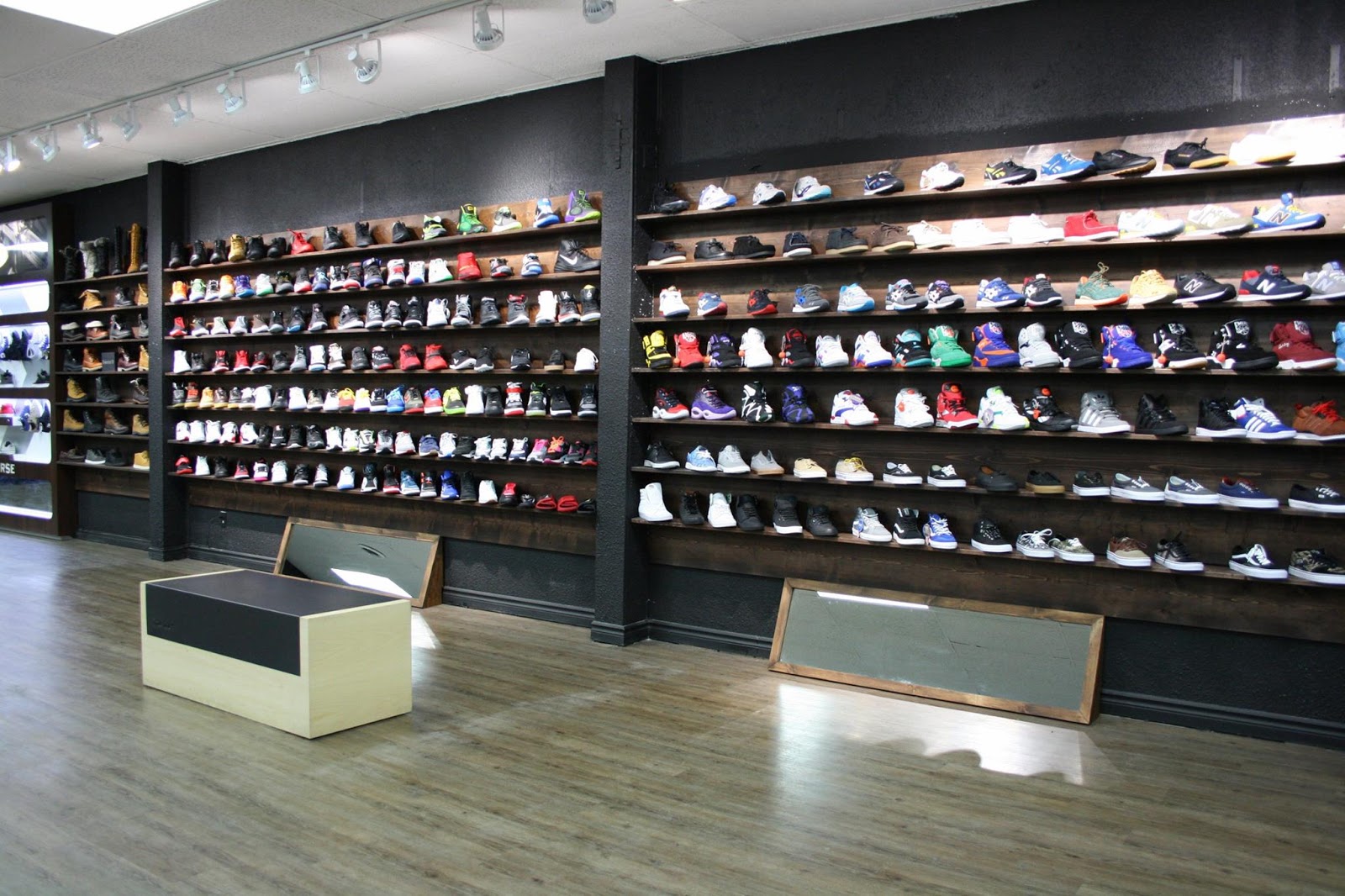 tennis shoe fitting store