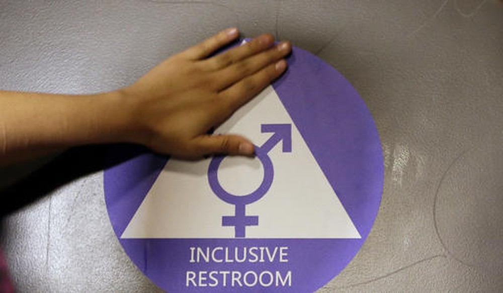 Trump anula norma que permitia aos transexuais escolher banheiro nas escolas Trump anula norma que permitia aos transexuais escolher banheiro nas escolas