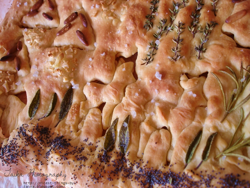 Ausstecher Weihnachtsbrot aus Pizzateig mit Kräutern und Knoblauch