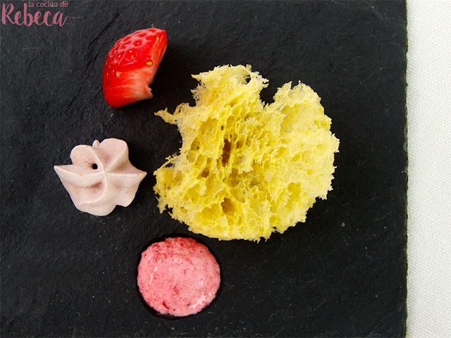 Bizcocho esponja de pistacho con fresa, merengue de cacao y helado de frambuesas