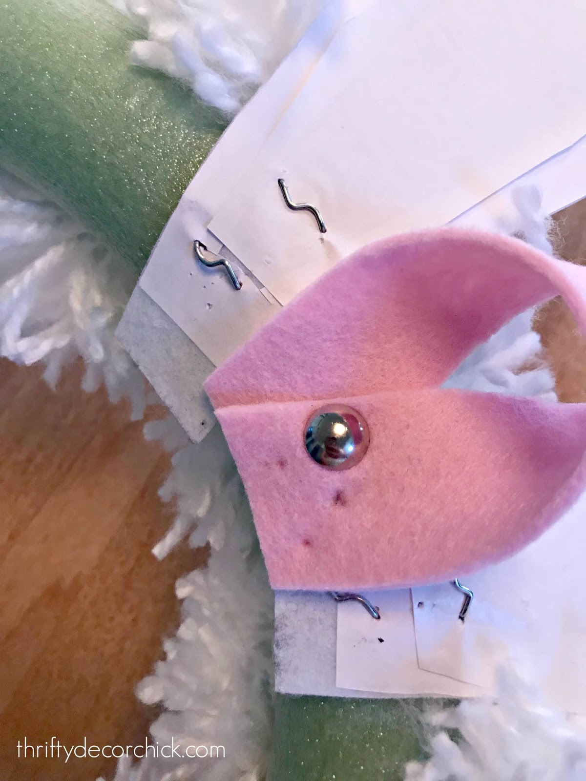 كيفية تعليق إكليل DIY