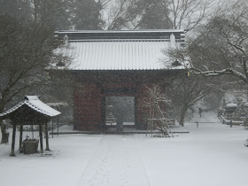 雪の妙本寺