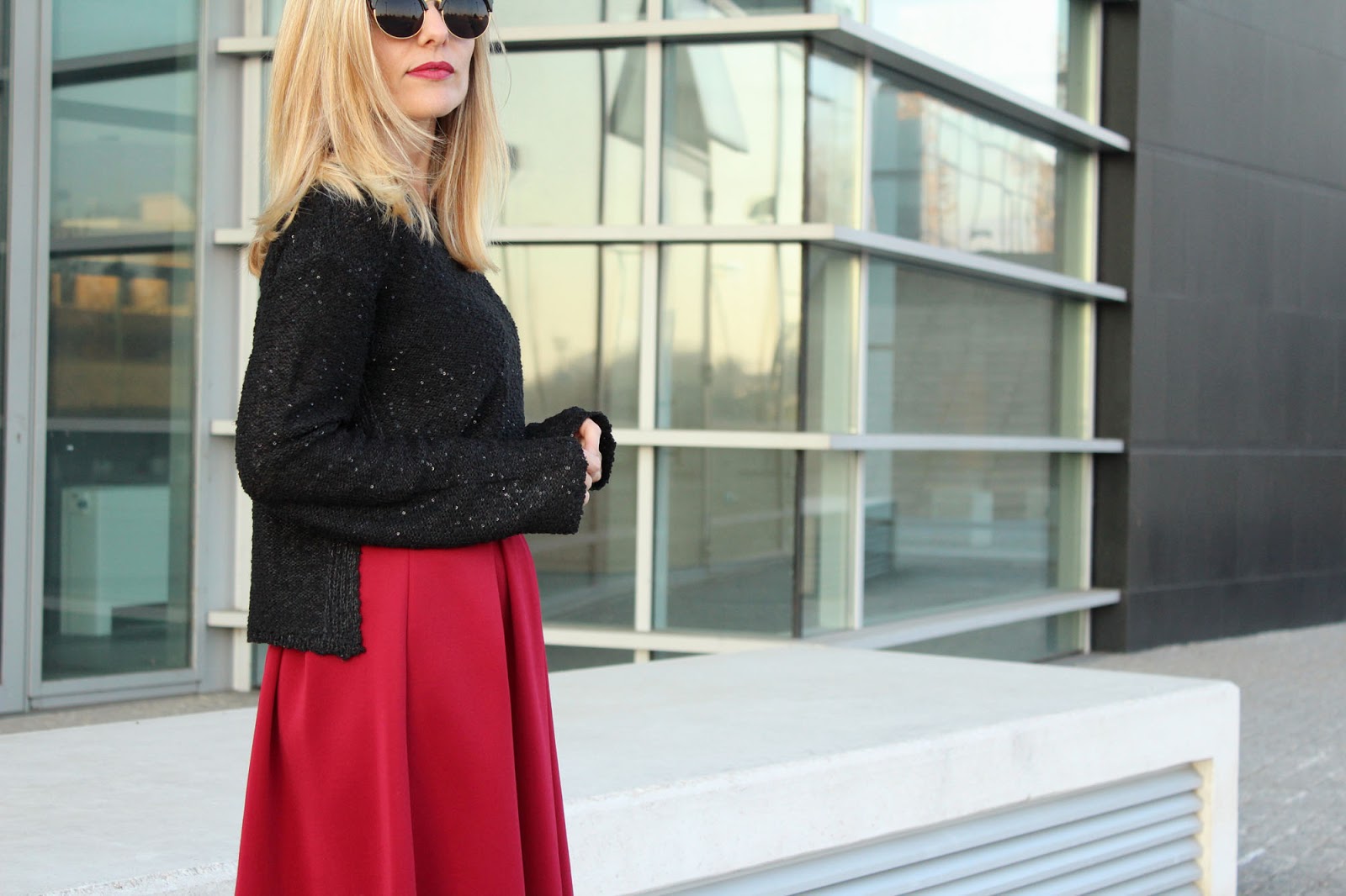 Eniwhere Fashion - red skirt and faux fur - Bakeka