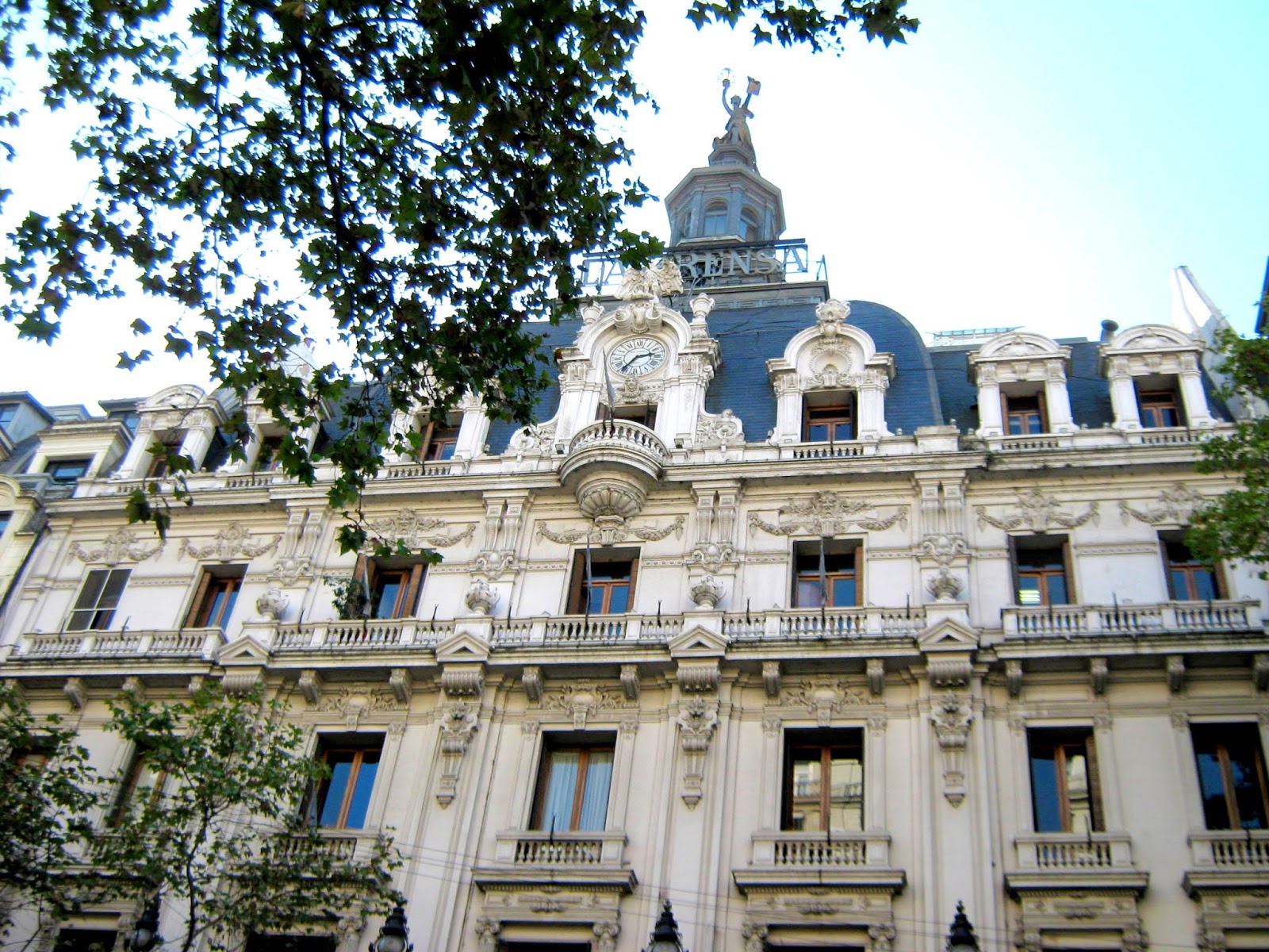 Blog panfletario de Enrique Arenz "LA PRENSA" Y UN HÉROE DEL