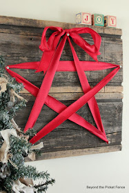 Christmas ideas, star, ribbon, barnwood, sign, http://bec4-beyondthepicketfence.blogspot.com/2015/10/its-beginning-to-look-lot-like.html