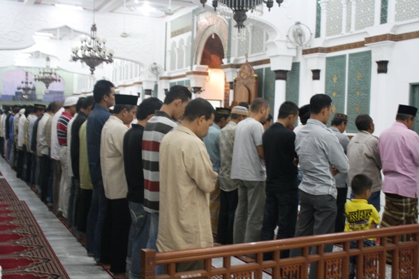 https://3.bp.blogspot.com/-wtCtEtObNU4/Vzk6X6yvD6I/AAAAAAAAA4o/9R4Xo_kDwA8cLiTfJTv8PzhXxGg8tm1JgCLcB/s640/jamaah%2Bmuda%2Bberiman%2Bdi%2Bmasjid%2Bpahala%2Bkeutamaan.jpeg