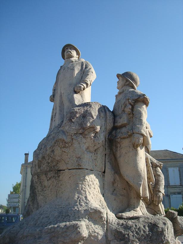 PHOTOS DE VENDEE La Statue de Clemenceau à SainteHermine