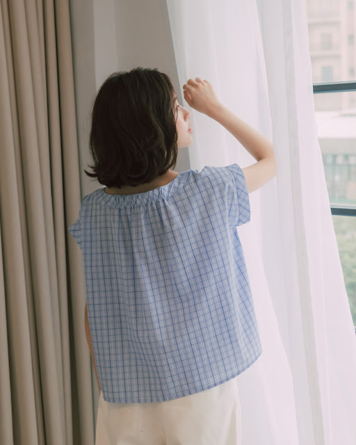 慕蓉穿著春日跳格子傘裝簡約上衣-藍格