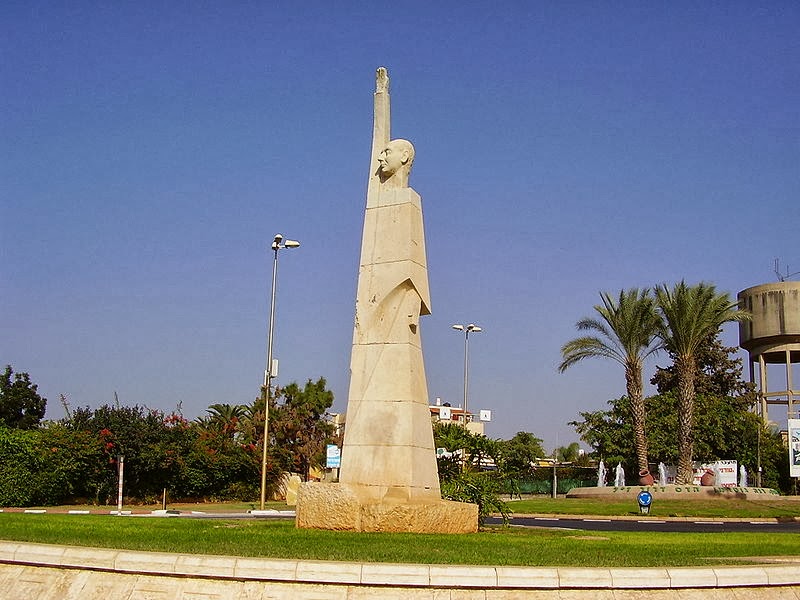 Statue in Tel Mond