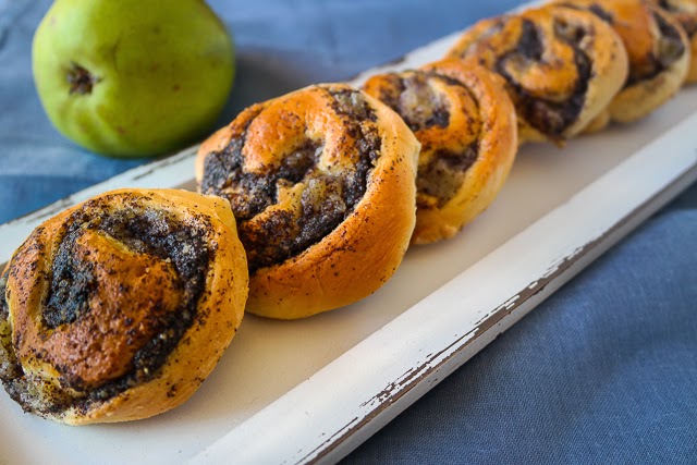 sia´s soulfood foodblog: Mohnschnecken mit Weißwein-Birnen-Kompott sia´s soulfood foodblog: Mohnschnecken mit Weißwein-Birnen-Kompott